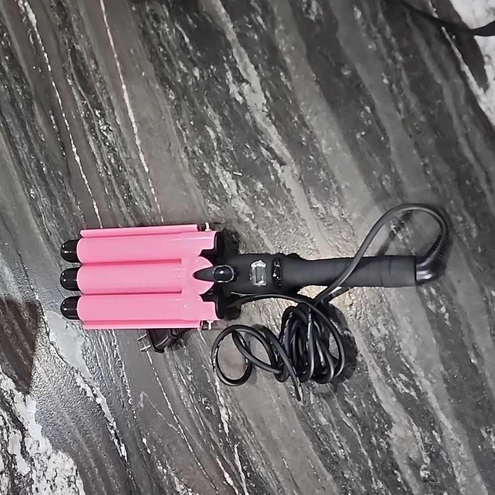 Beach Waves Triple Barrel Curling Iron